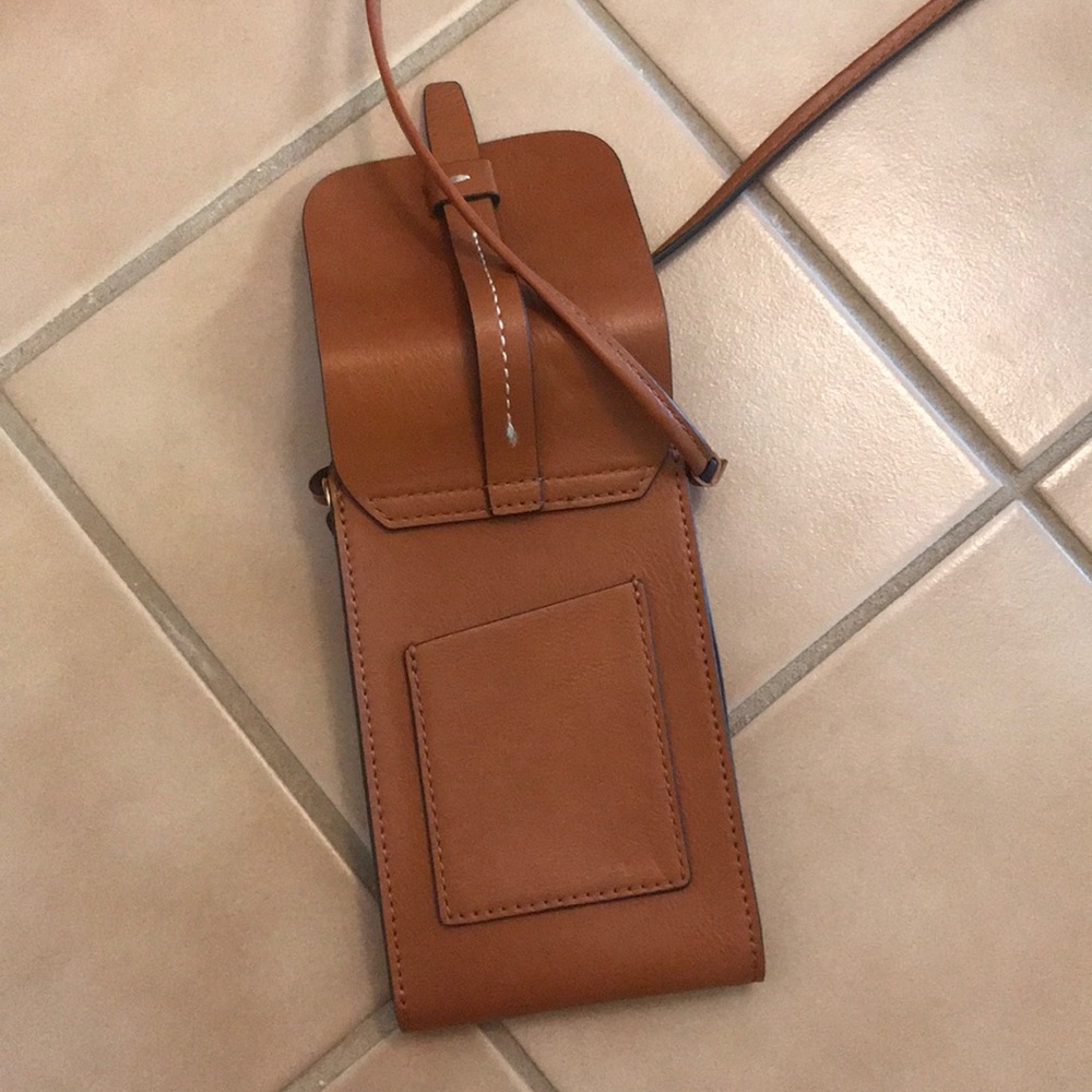 Small tan bag. Fits regular iPhone not large - Picture 4 of 4